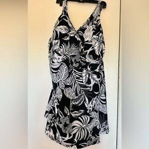 D & Co Beach Women Floral Black and White Bathing Suit Plus Size 28W